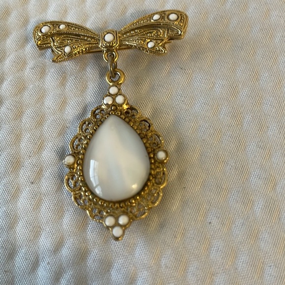 Vintage Gold Tone Oval Dangle Brooch with center white glass stone. 1.75. x 1.25 - Picture 3 of 6
